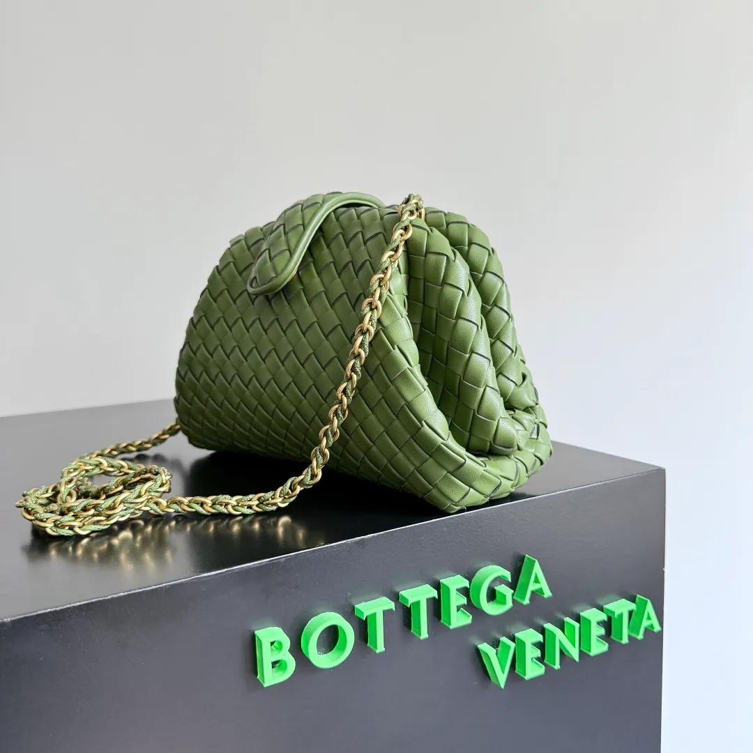 Batch 1880 BOTTEGA VENETA LAUREN 1980 small clutch bag is new! The small size that many people squat on is finally here. The self-adjustable zipper is a highlight of this bag. After being removed, it can be used as a handbag for important occasions. One bag unlocks two carrying methods at the same time. It is practical and has a unique sense of structure and beautiful lines. It is more elegant than a small cloud. It is a tribute to the classics and the pursuit of modernity. Style number: 804038 Size: 27*15*8cm
